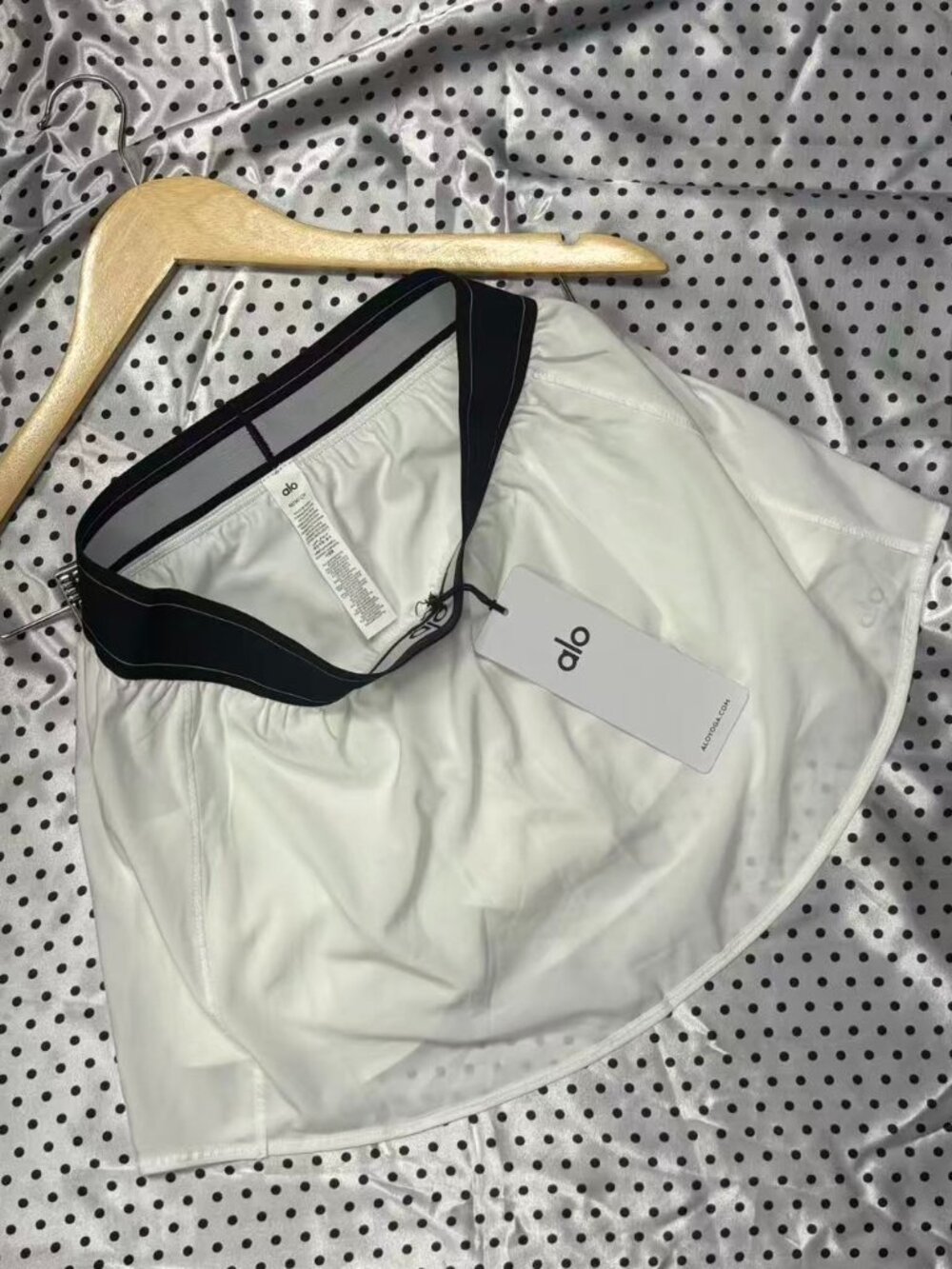 White tennis skirt Alo Yoga Match Point sporty and casual versatile style - Picture 4 of 5